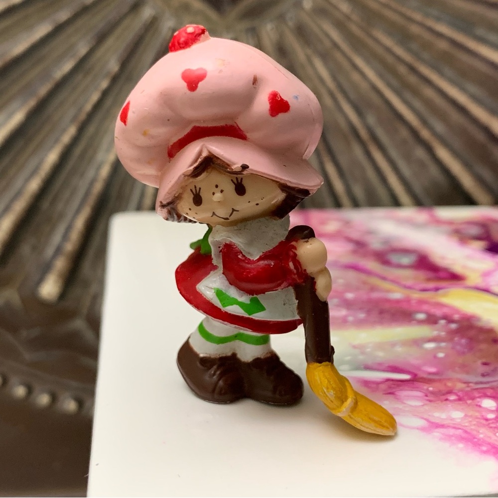Vintage Strawberry Shortcake With Her Broom PVC Mini Figure Strawberryland